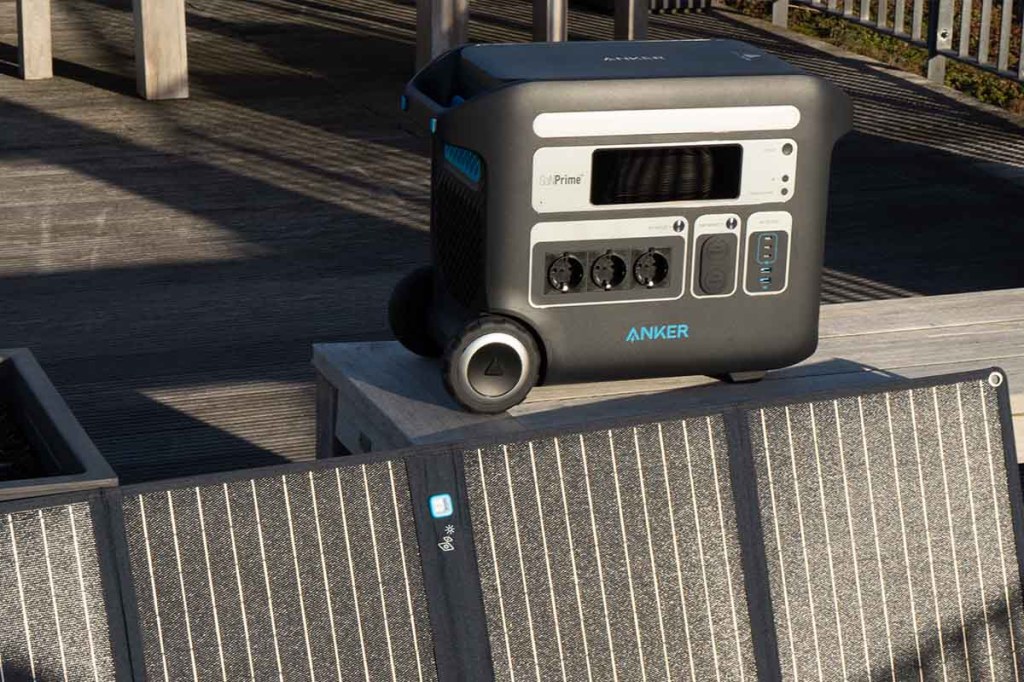 Die Anker 767 PowerHouse mit passendem Anker Solarpanel.