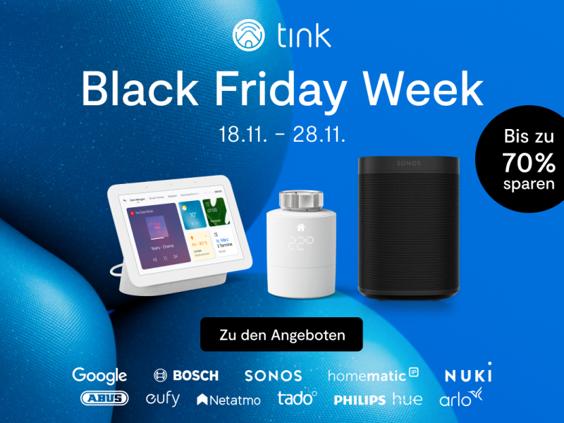Ein Google Nest Hub, ein Sonos-Lautsprcher und ein tado°-Thermostat vor einem blauen Hintergrund mit tink-Logo