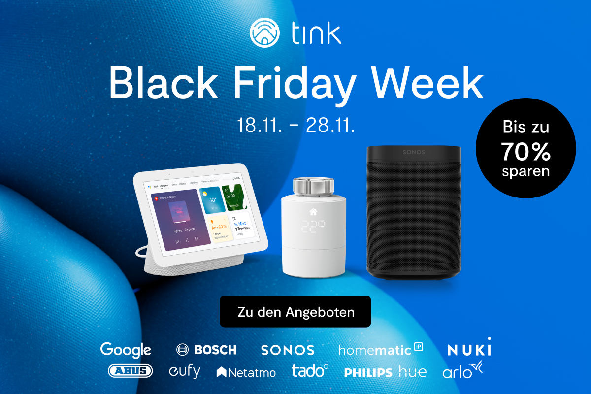 Ein Google Nest Hub, ein Sonos-Lautsprcher und ein tado°-Thermostat vor einem blauen Hintergrund mit tink-Logo