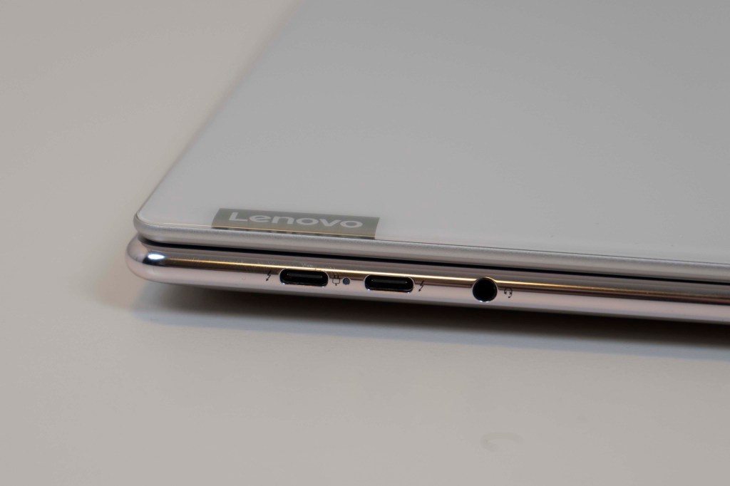 Die Anschlüsse des Lenovo Yoga Slim 9i 14 im Detailfoto.