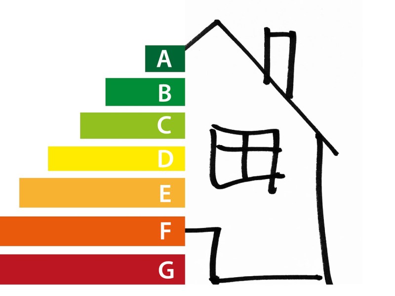 Energielabel neben gezeichnetem Haus