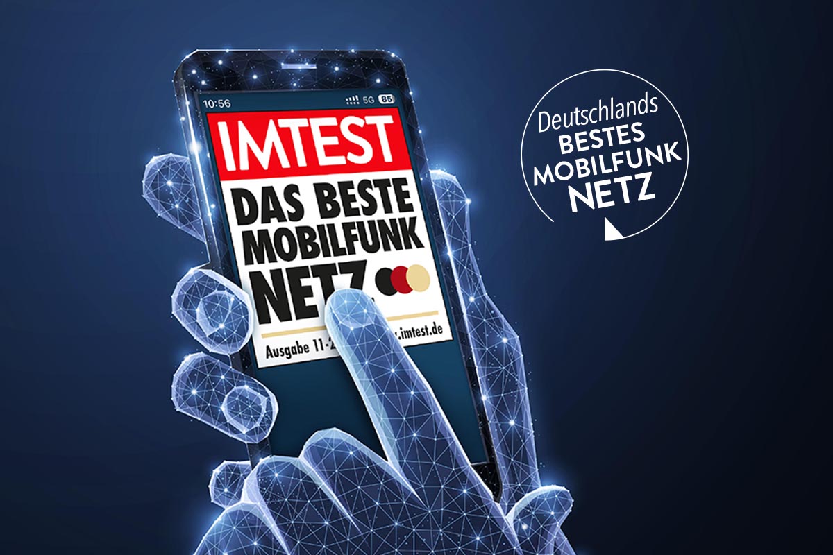 Blau leuchtende Hand hält dunkles Smartphone mit IMTEST-Siegel auf Bildschirm auf dunklem Hintergrund mit weißem Button "Deutschlands bestes Mobilfunknetz"