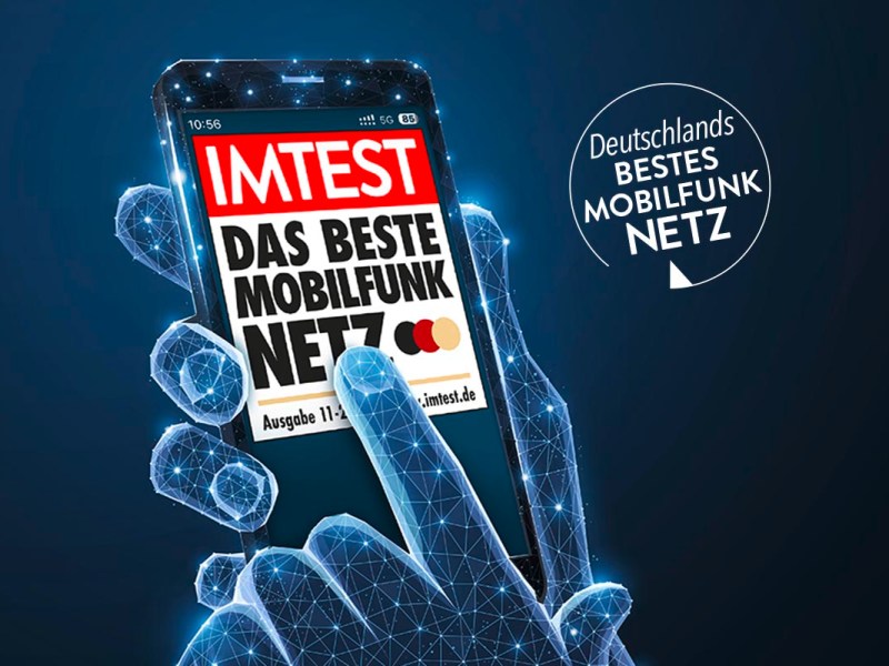 Blau leuchtende Hand hält dunkles Smartphone mit IMTEST-Siegel auf Bildschirm auf dunklem Hintergrund mit weißem Button "Deutschlands bestes Mobilfunknetz"