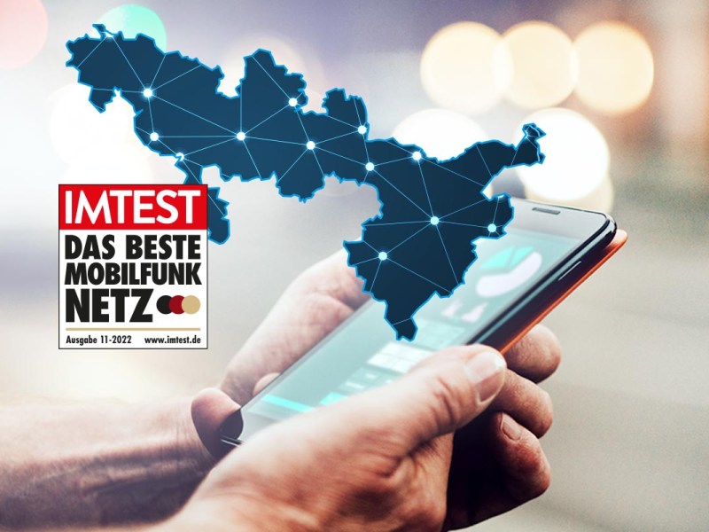 Ein Smartphone mit der Landkarte des Erscheinungsgebiet von NRW und IMTEST-Siegel das beste Mobilfunknetz.