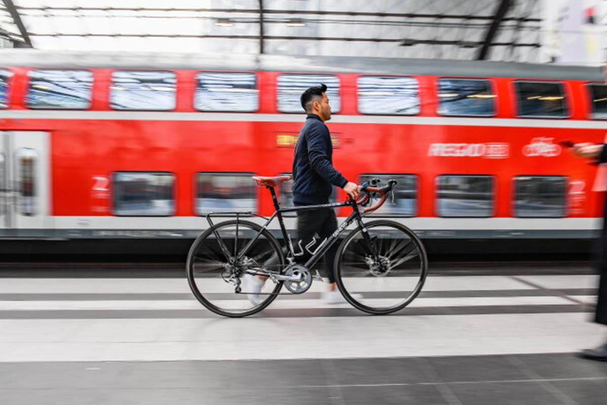 Ein Reisender schiebt ein Fahrrad über den Bahnsteig im Berliner Hbf