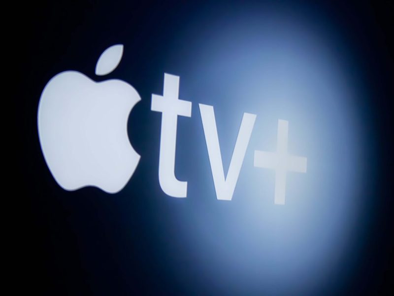 Grafik des Apple TV+ Logos vor einem schwarzen Hintergrund.