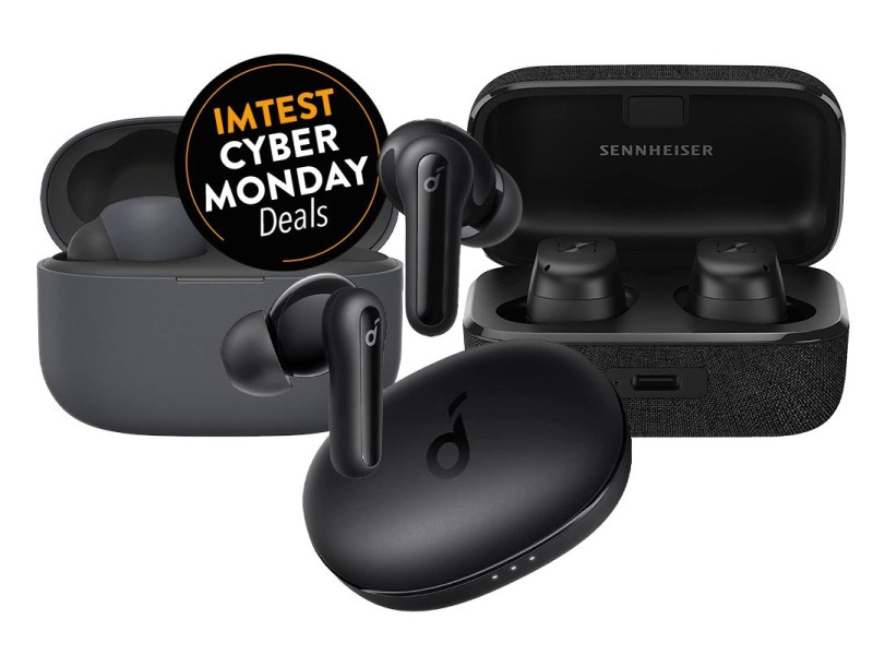 Drei schwarze Bluetooth-Kopfhörer In-Ear in ihren Ladecases auf weißem Hintergrund mit IMTEST Cyber Monday Deals Button