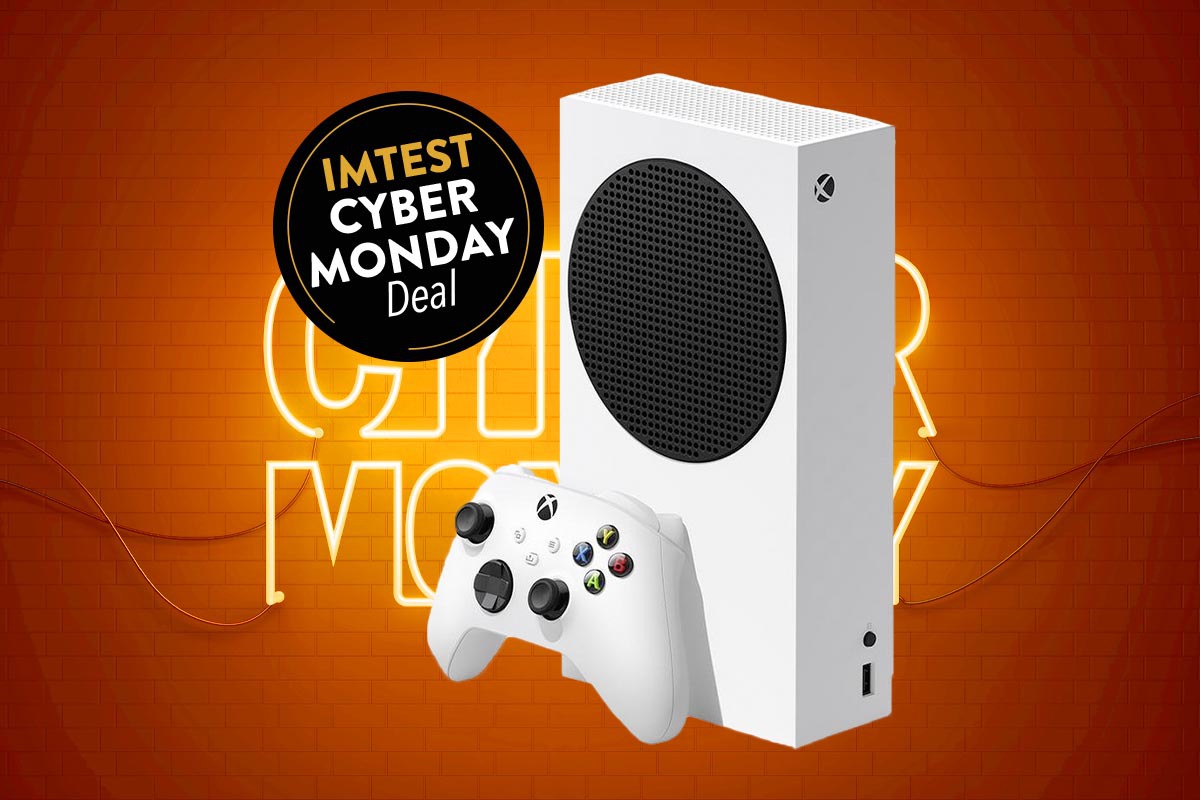 Weiße Xbox Series S Spielekonsole mit Kontroller auf orangenem Hintergrund mit Leuchtschrift Cyber Monday und Button IMTEST Cyber Monday Deal