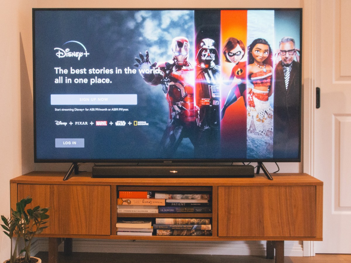 Ein Fernseher in einem Wohnzimmer, auf dem Disney Plus läuft.