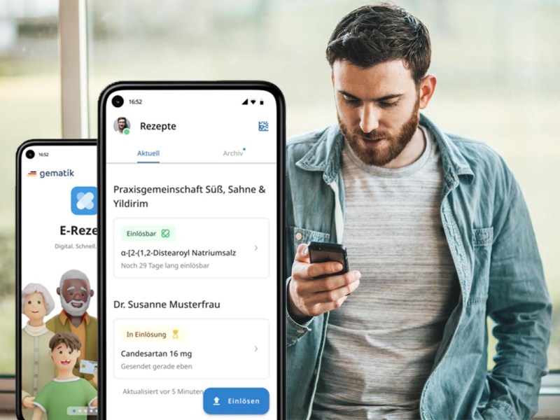 Smartphone mit geöffneter E-Rezept-App vor einem Mann, der auf sein Handy sieht