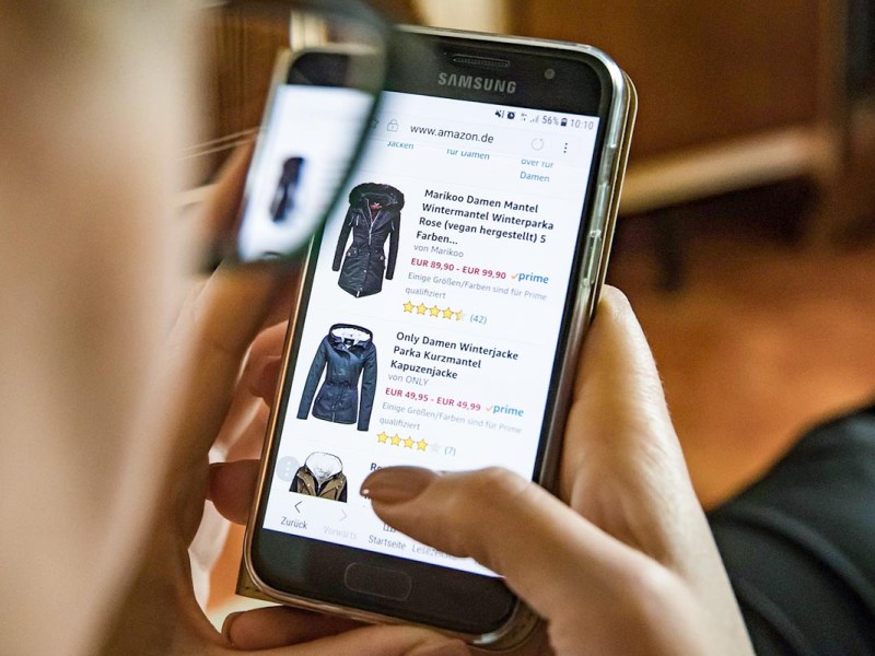 Eine Person scrollt durch Angebote auf Amazon