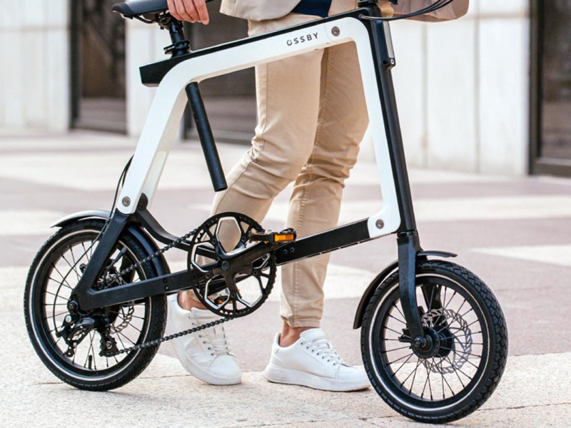 Falt-E-Bike von Ossby auf Pflastersteinen