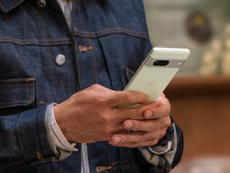 Ein Mann hält ein Google Pixel in der Hand.