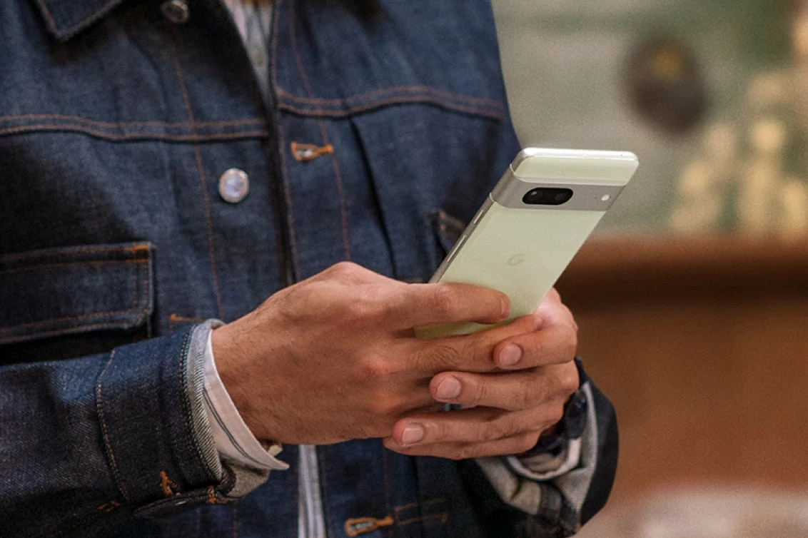 Ein Mann hält ein Google Pixel in der Hand.