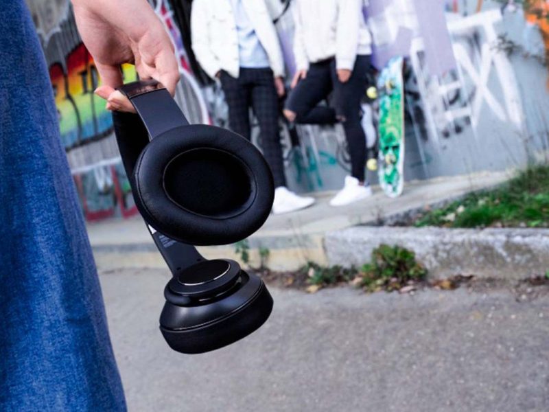 Der Bluetooth-Kopfhörer ist in der Hand einer Person.
