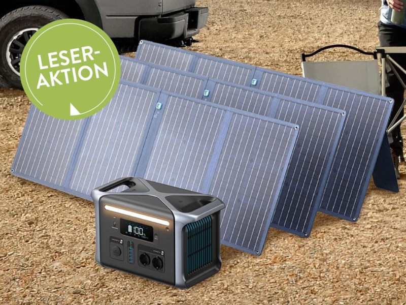 Das Anker 757 PowerHouse auf einer Wiese zwischen Solarpanels von Anker.