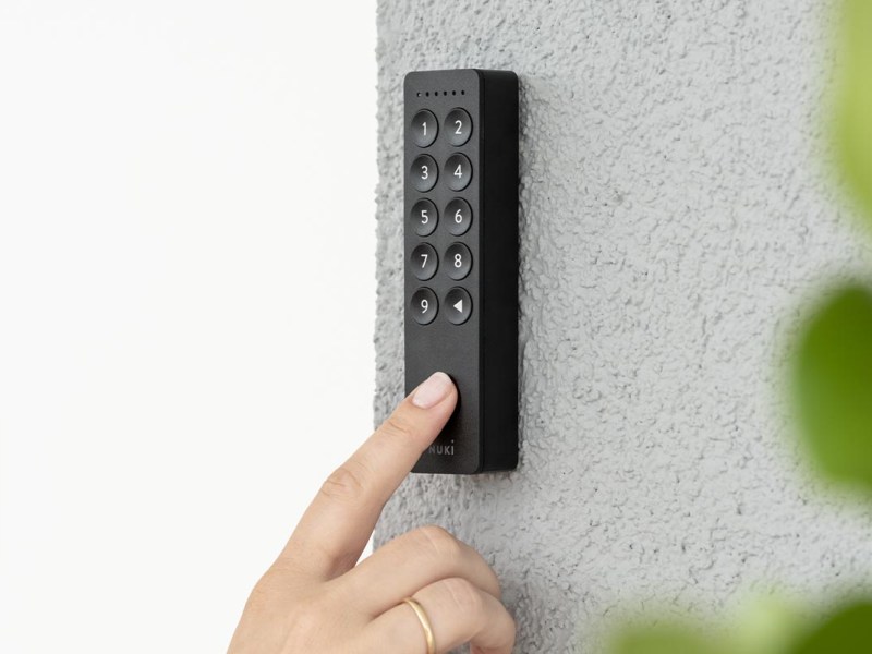 Zu sehen ist das Nuki Keypad 2.0 in schwarz. Es hat größere Tasten als sein Vorgänger.