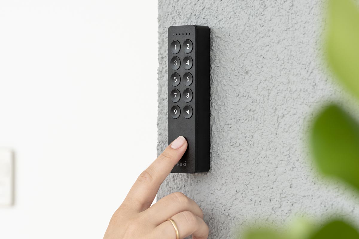 Zu sehen ist das Nuki Keypad 2.0 in schwarz. Es hat größere Tasten als sein Vorgänger.