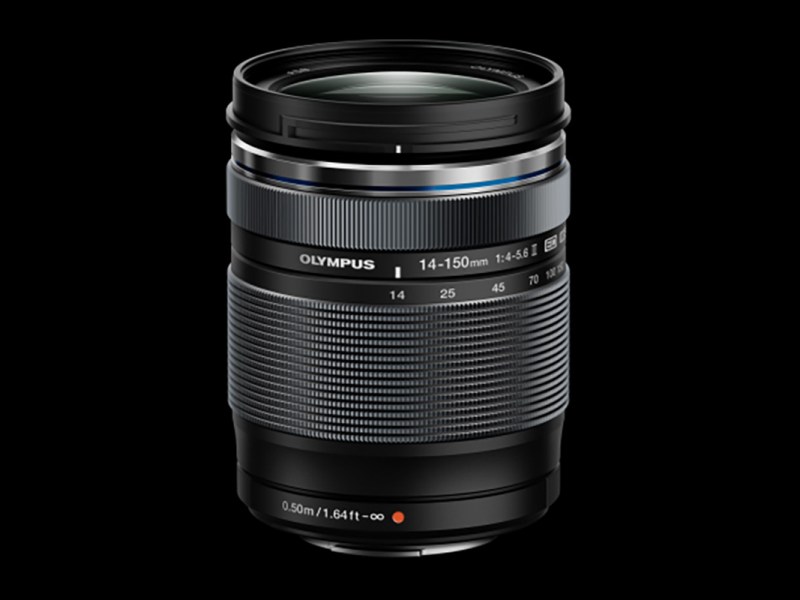 Das Zuiko stehend ohne Kamera vor schwarzem Hintergrund