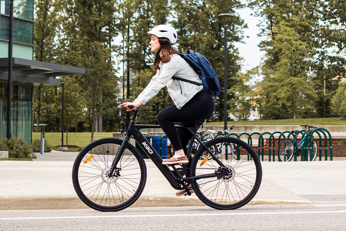 Eine Frau auf einem E-Bike auf der Straße fahrend