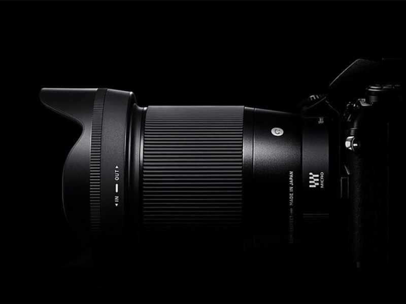 Das Sigma C 1,4/16 mm auf einer Kamera vor schwarzem Hintergrund