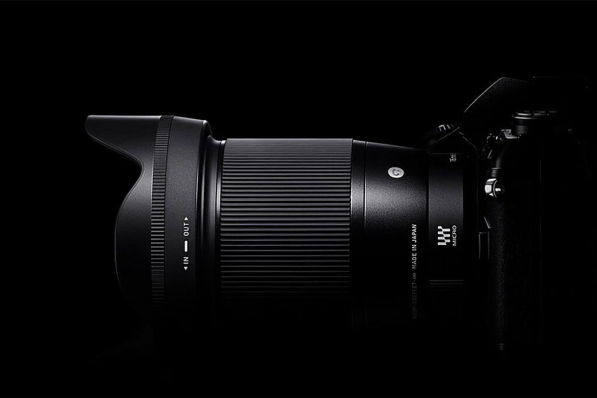Das Sigma C 1,4/16 mm auf einer Kamera vor schwarzem Hintergrund