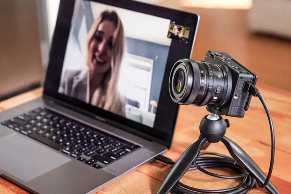 Die Sigma fp L im Einsatz als Webcam neben einem Notebook