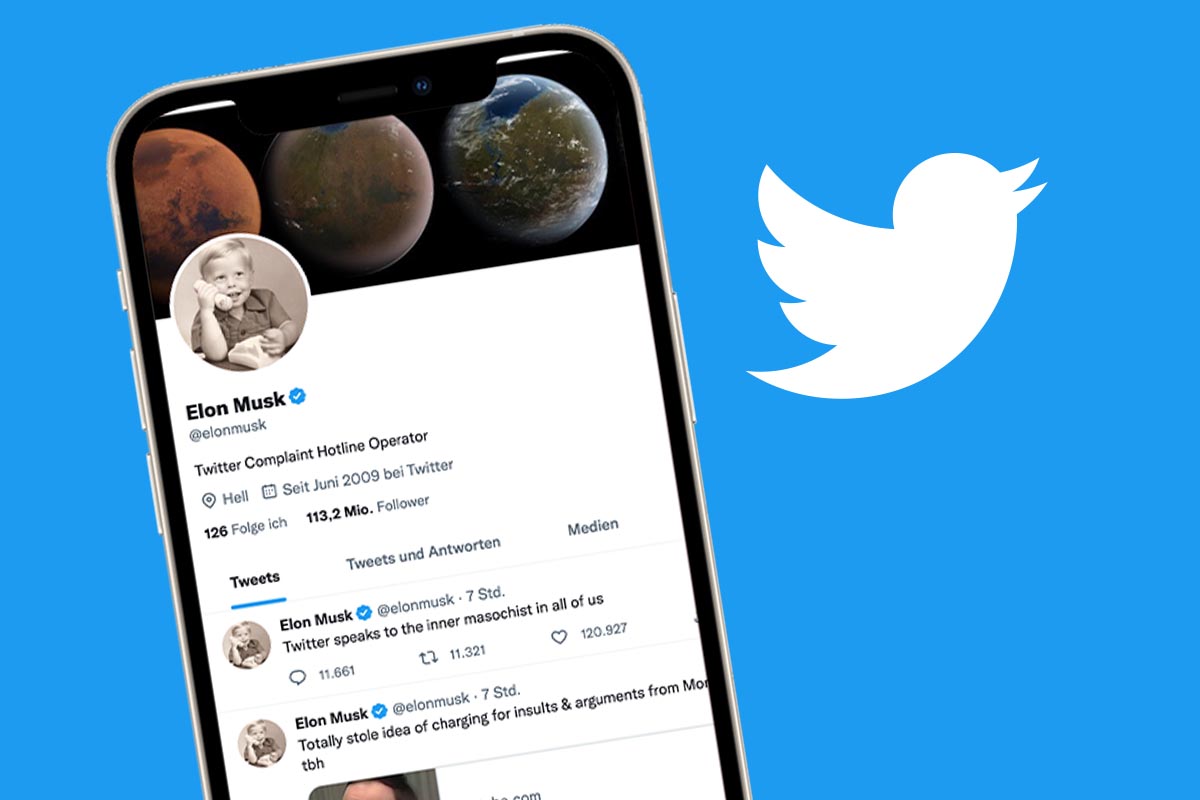 Smartphone mit geöffneter Twitter App vor blauem Hintergrund