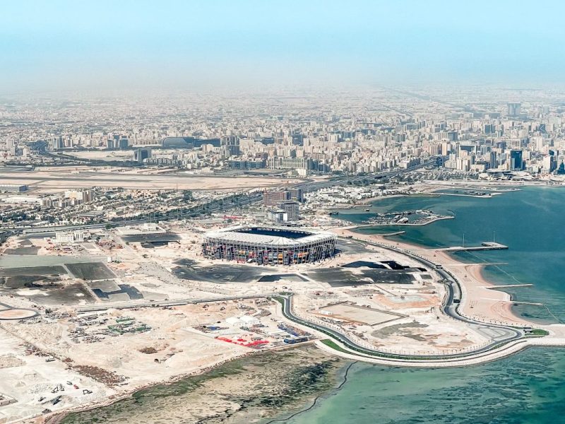 Ein Fußballstadion in Katar aus der Vogelperspektive.
