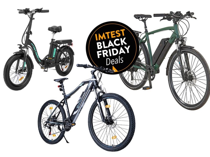 Drei E-Bikes vor weißem Hintergrund