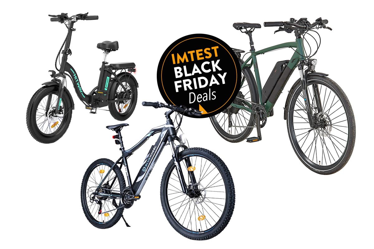 Drei E-Bikes vor weißem Hintergrund