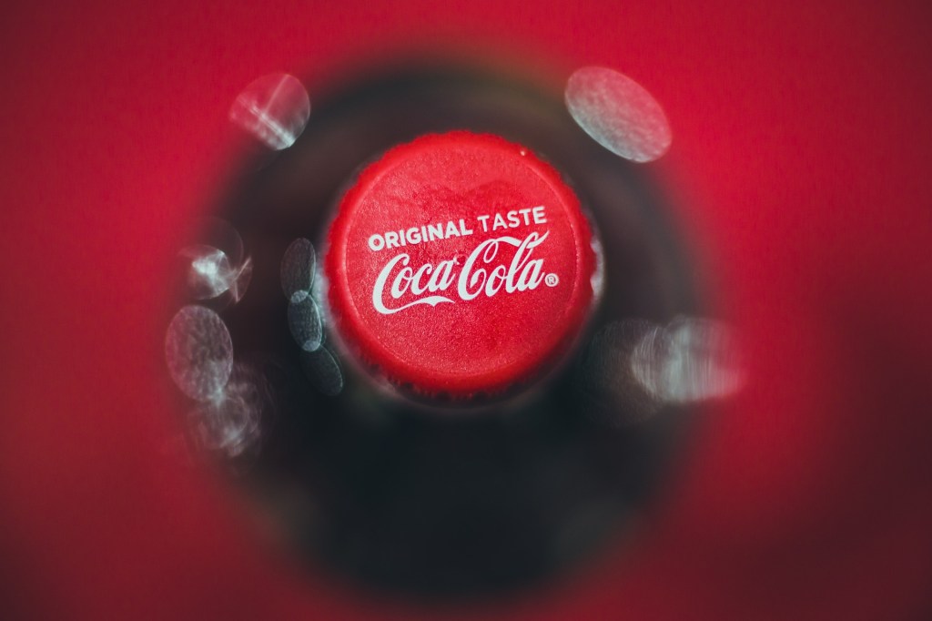 Coca-Cola-Flasche von oben, Deckel im Fokus