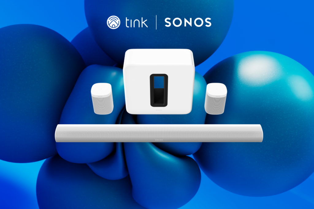 Ein Sonos One SL Arc 5.1 Heimkino Set in Weiß vor blauem Hintergrund