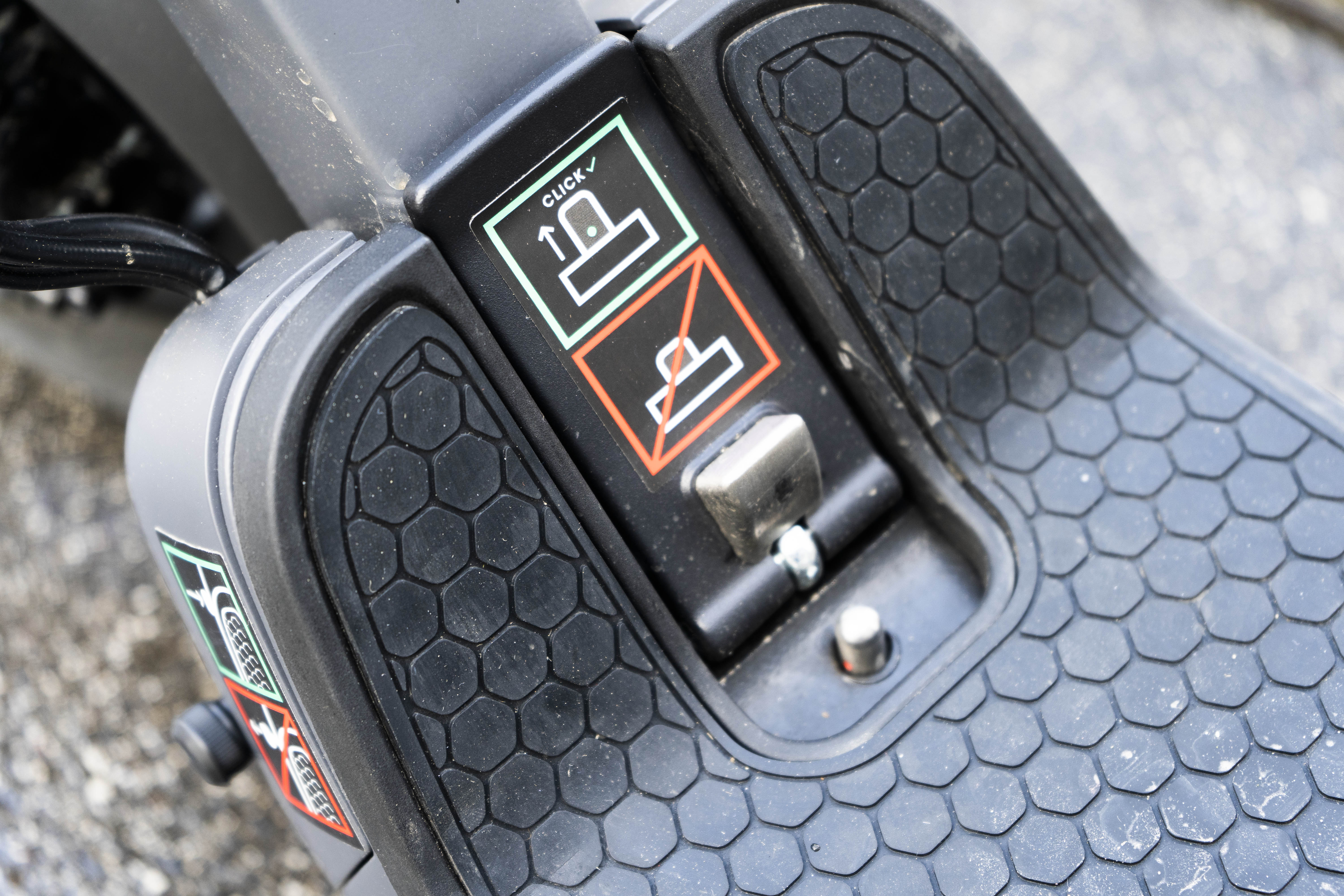 Das Pedal an der Lenkstange des Egret Pro E-Scooters zeigt die Click-Optionen.