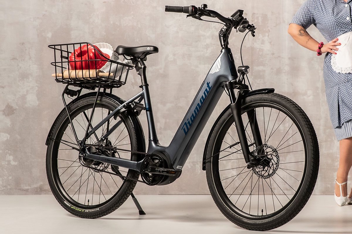 E-Bike-Diamant Beryll Mandara 160 in Seitensicht vor einer Wand stehend