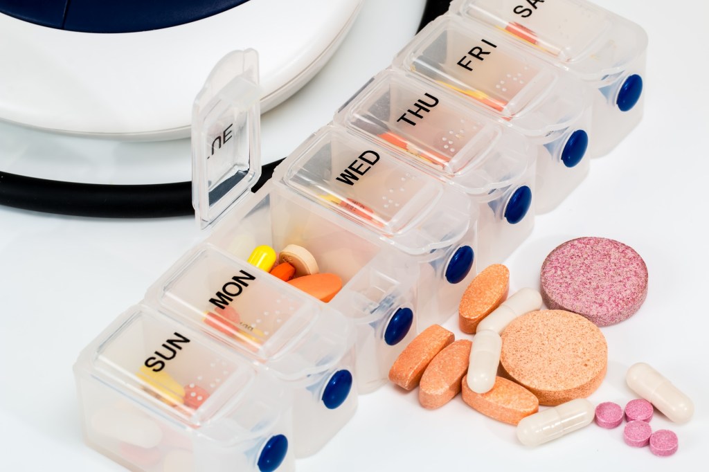 Medikamentenbox mit Tabletten