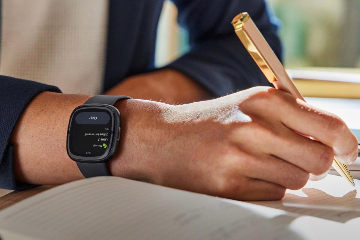 Mann trägt Smartwatch Fitbit Sense 2