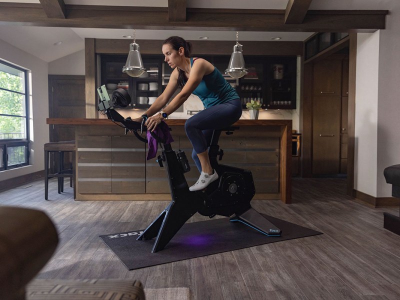 Frau trainiert auf Indoor-Bike Tacx NEO Bike Plus.