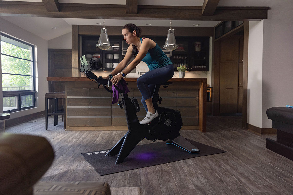 Frau trainiert auf Indoor-Bike Tacx NEO Bike Plus.