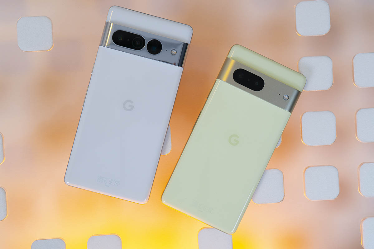 Blaues und grüne Google Smartphones von hinten vor orangenem Hintergrund schwebend