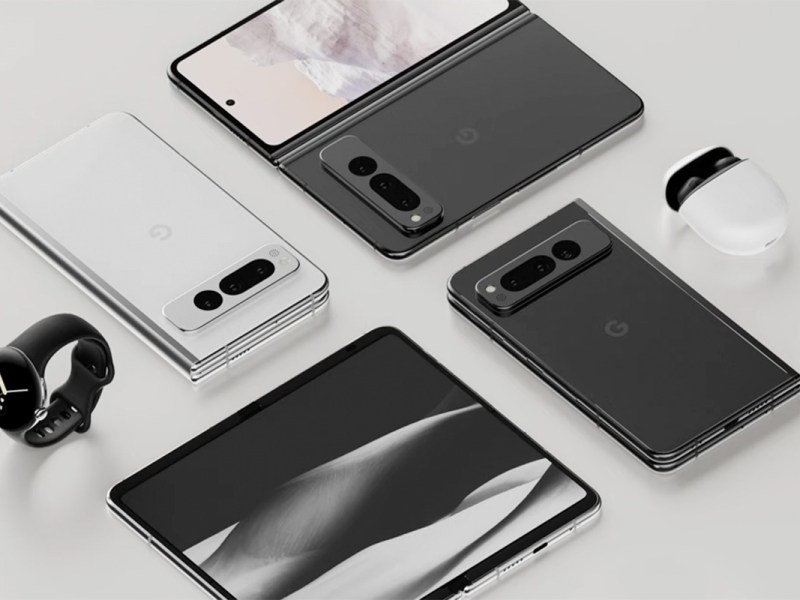 Das Google Pixel Fold gemeinsam mit der Pixel Watch und den Pixel Buds auf einem Bild.