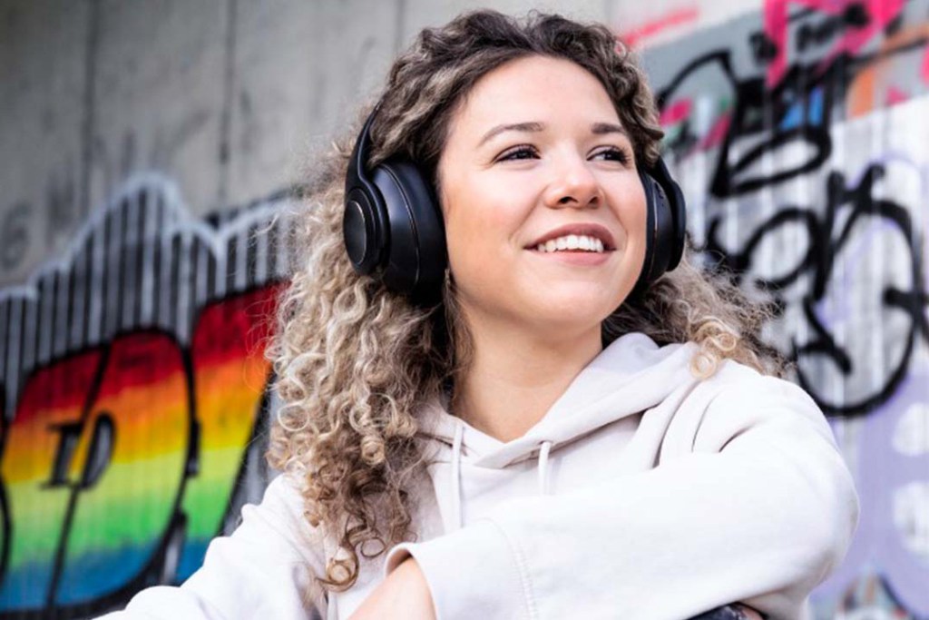 Eine junge Frau trägt den Bluetooth-Kopfhörer Passion Turn von Hama.