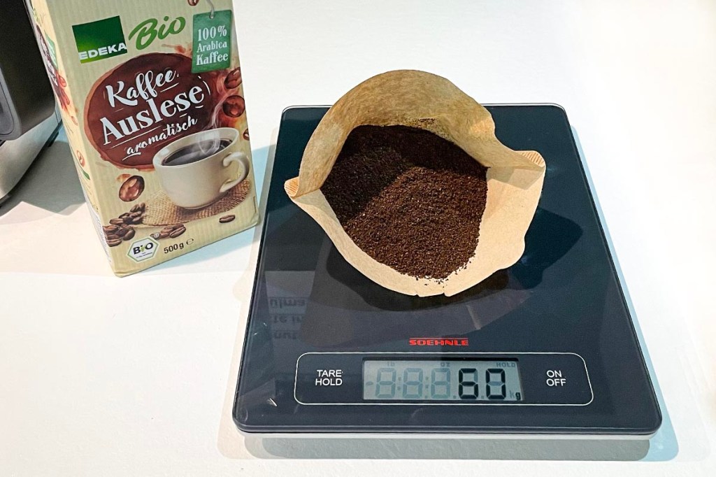 Kaffeepulver in Filter auf Küchenwaage