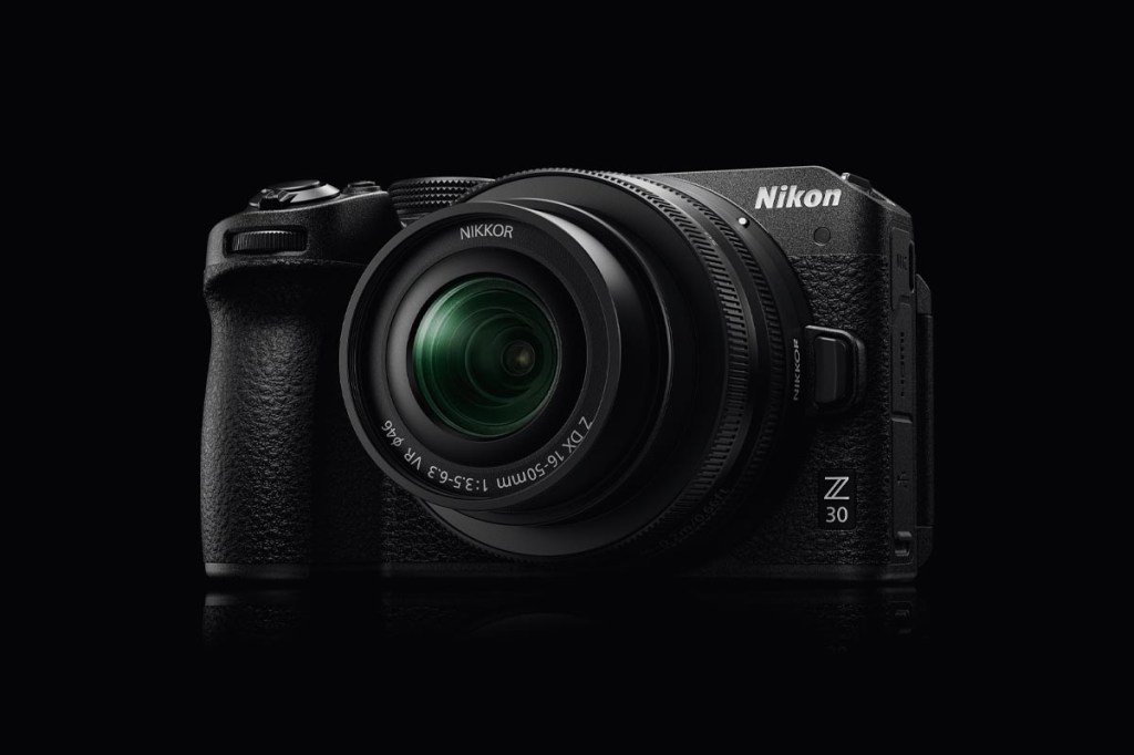 Die Nikon Z30 schräg von vorne vor schwarzem Hintergrund