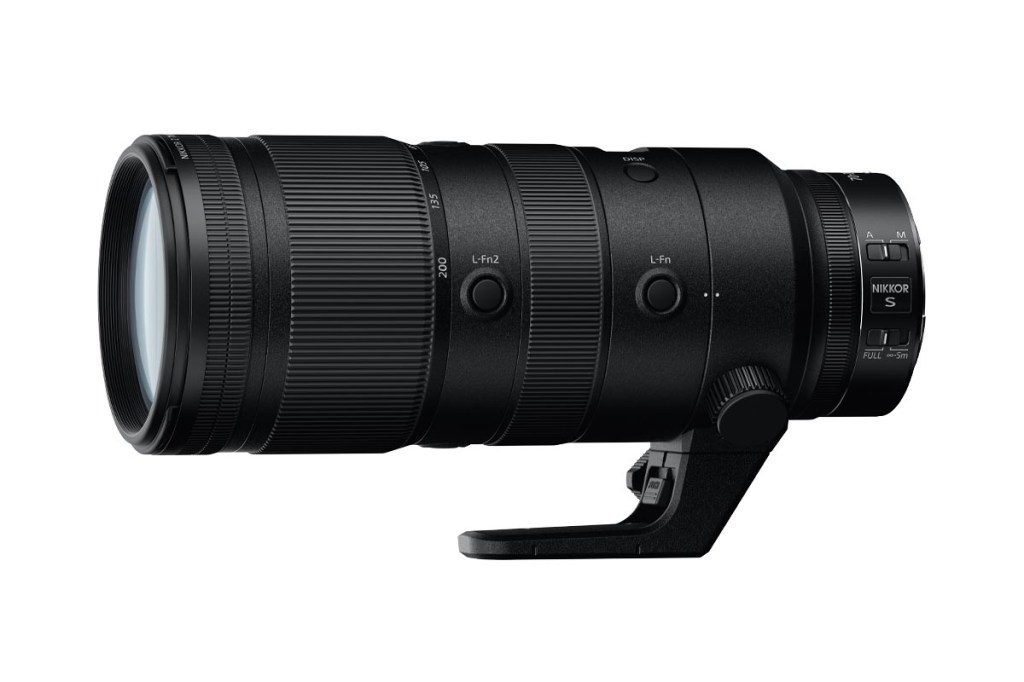 Das Nikkor Z 2,8/70-200 mm S VR mit Zusatzgriff in der leicht schrägen Seitenansicht