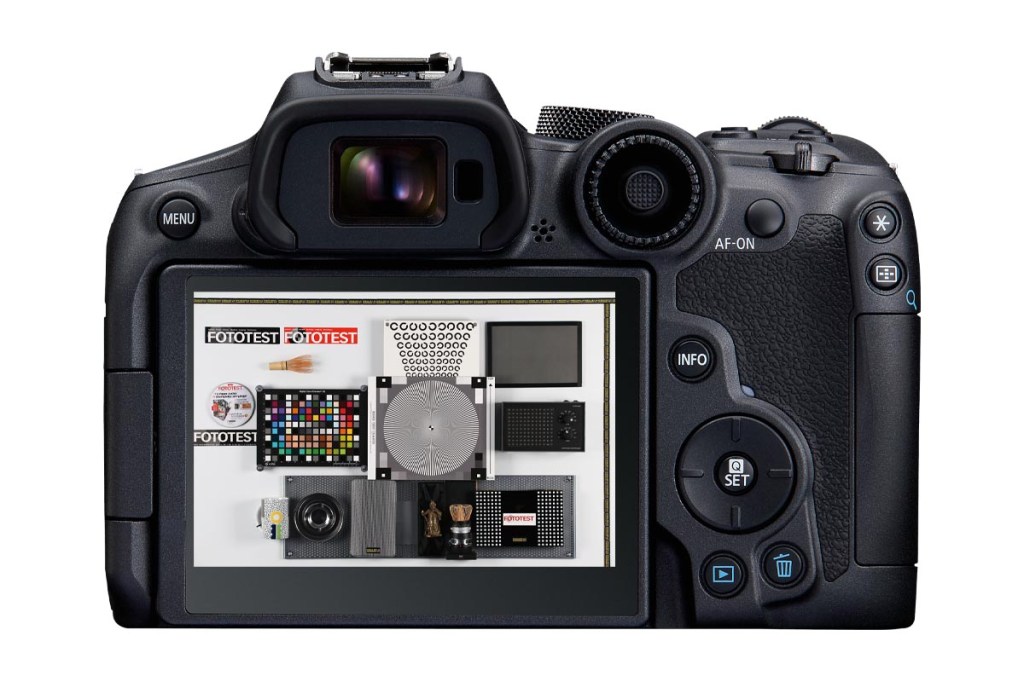 Die Rückseite der Canon EOS R7 mit Testbild im Display