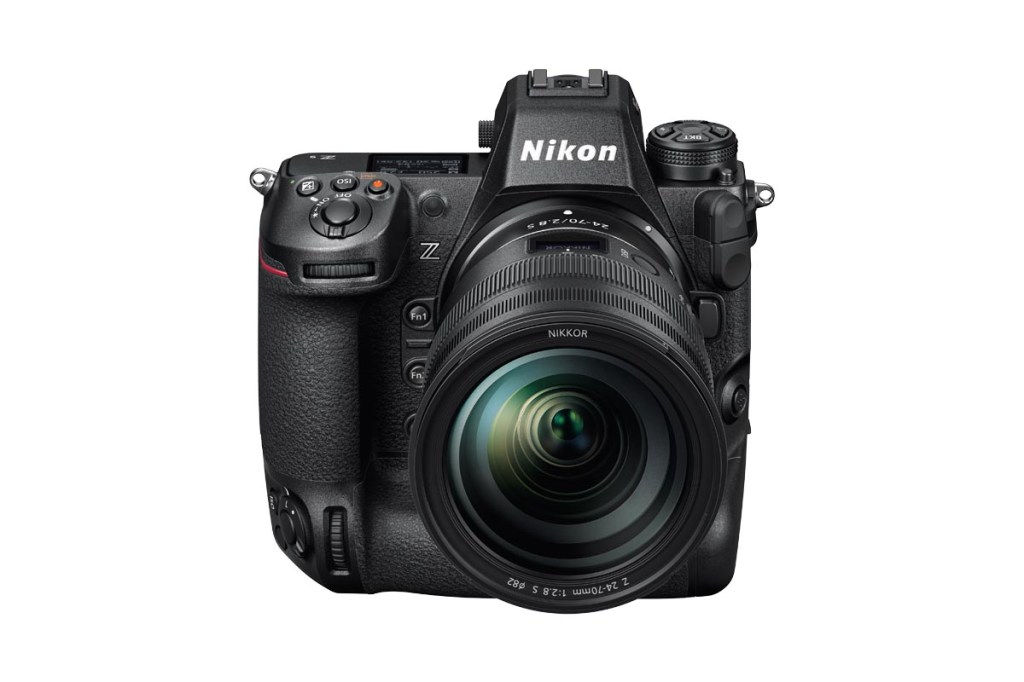 Die Nikon Z9 mit Objektiv in leicht schräger Frontalaufnahme