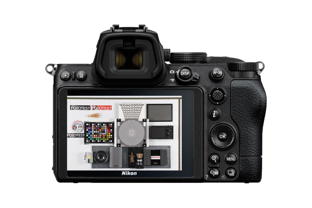 Die Rückseite der Nikon Z5 mit Testbild im Display