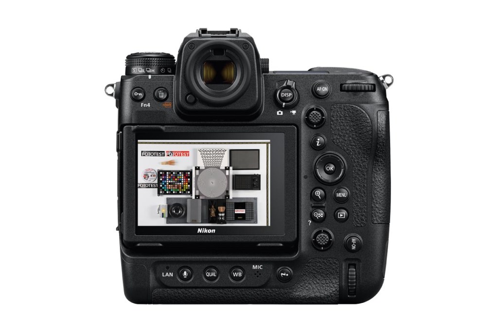 Die Rückseite der Nikon Z9 mit Testbild im Display