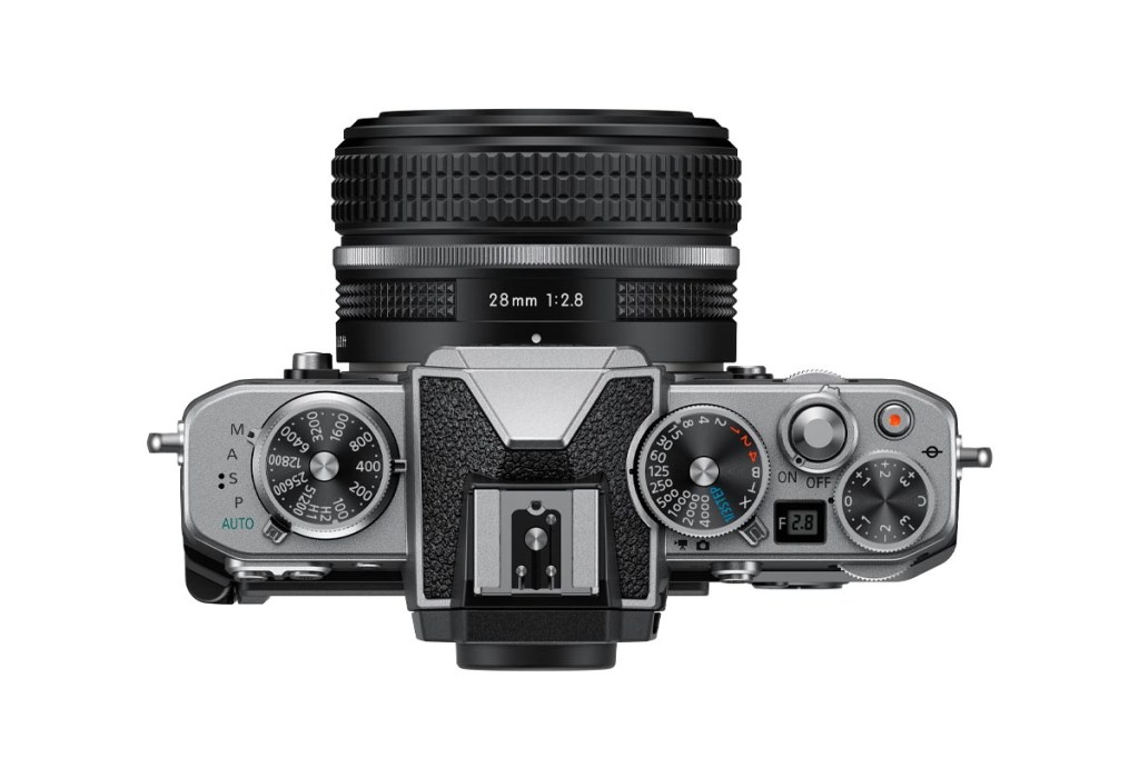 Die Draufsicht auf die Nikon Z fc zeigt die Bedienelemente im Retro-Look